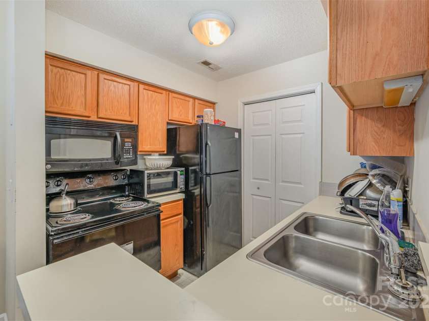 8119 Tremaine Court, Charlotte, NC 28227.  MLS# CAR4270683, YatesRealty ID 19328. Kitchen