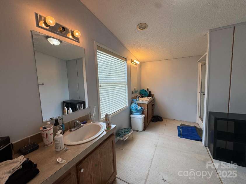 2194 Sterling Ridge Drive, Newton, NC 28658.  MLS# CAR4266467, YatesRealty ID 19329. Main Bathroom