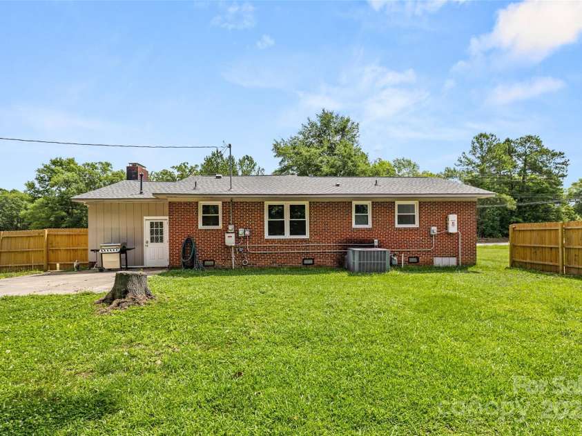 2476 Cane Mill Road, Lancaster, SC 29720.  MLS# CAR4270126, YatesRealty ID 19332. Large flat back yard