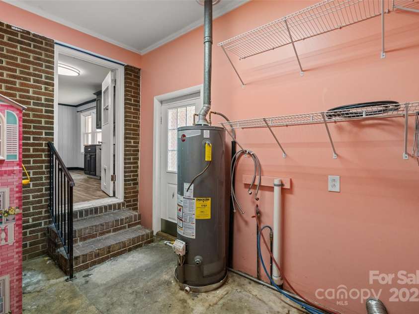 2476 Cane Mill Road, Lancaster, SC 29720.  MLS# CAR4270126, YatesRealty ID 19332. Mudroom laundry area