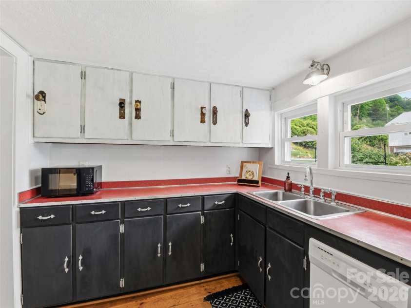 9 Whitted Road, Canton, NC 28716.  MLS# CAR4347147, YatesRealty ID 19332. 
