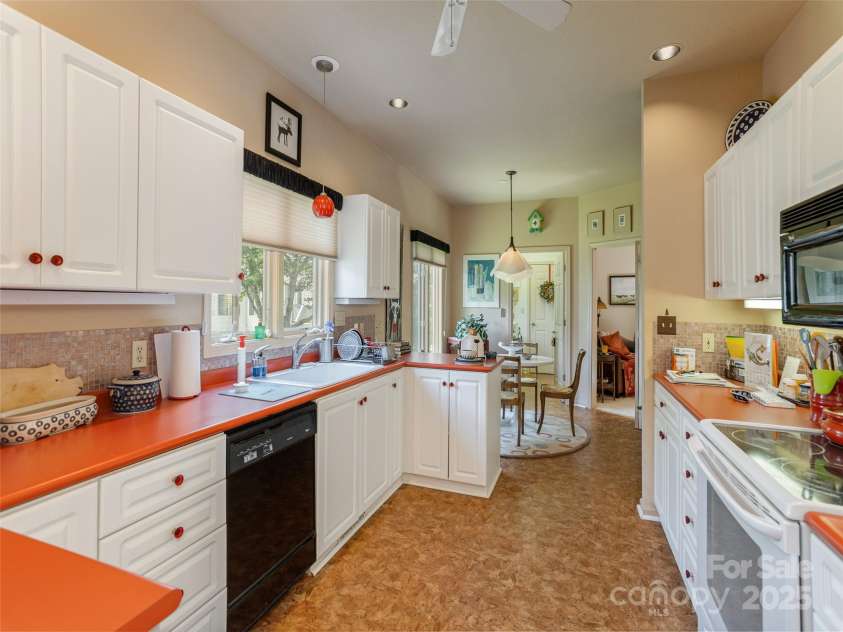 12 Country Meadows Lane, Hendersonville, NC 28792.  MLS# CAR4269097, YatesRealty ID 19333. 