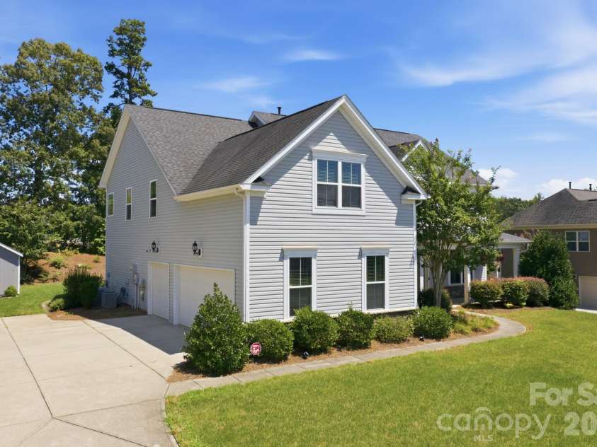 7223 Old Valley Way, Harrisburg, NC 28075.  MLS# CAR4378364, YatesRealty ID 19342. 3 car garage