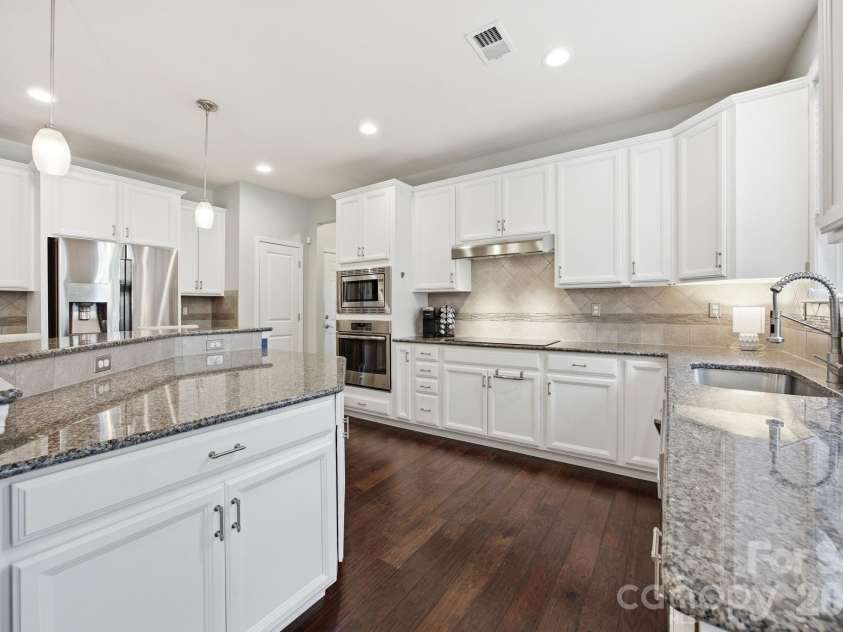 7223 Old Valley Way, Harrisburg, NC 28075.  MLS# CAR4378364, YatesRealty ID 19342. Ample counter and cabinet space
