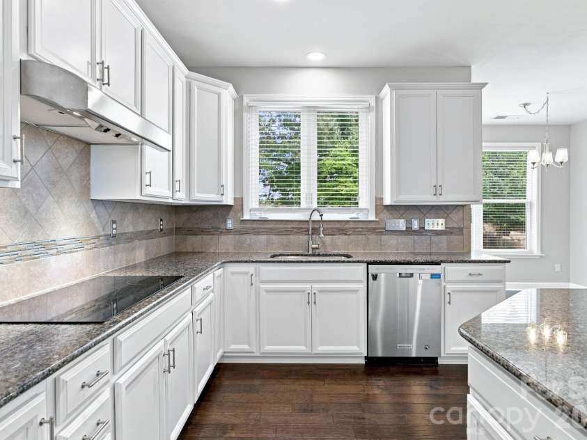 7223 Old Valley Way, Harrisburg, NC 28075.  MLS# CAR4378364, YatesRealty ID 19342. Beautiful kitchen