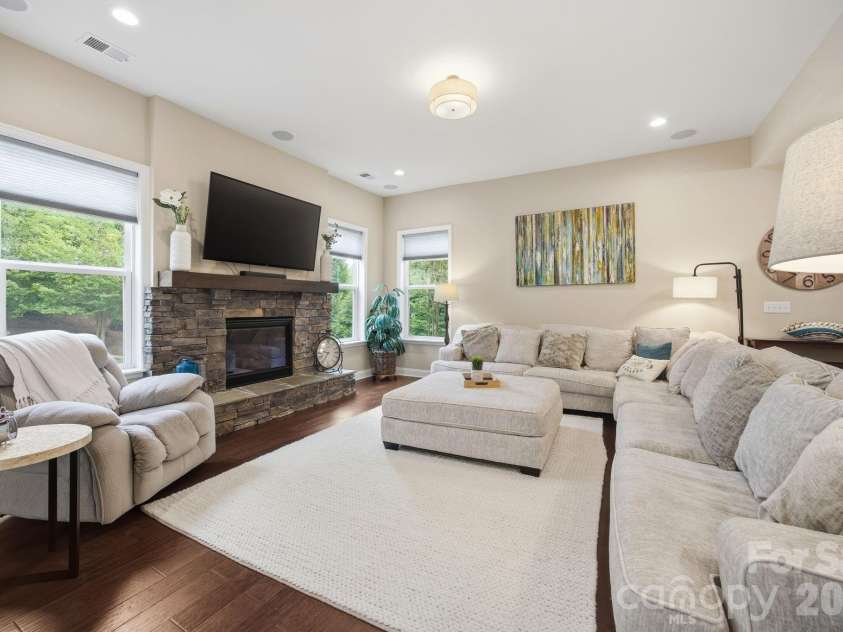 7223 Old Valley Way, Harrisburg, NC 28075.  MLS# CAR4378364, YatesRealty ID 19342. Great room