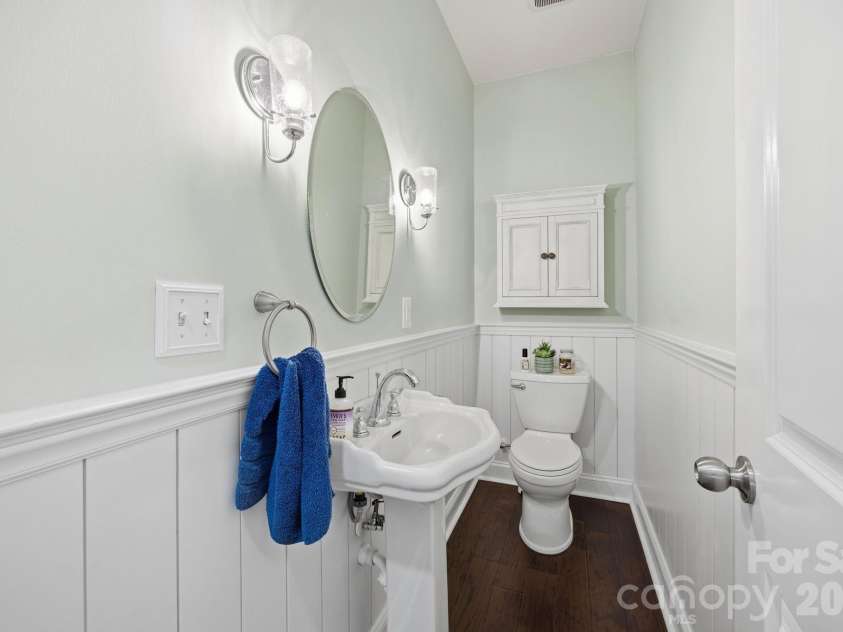 7223 Old Valley Way, Harrisburg, NC 28075.  MLS# CAR4378364, YatesRealty ID 19342. Half Bath