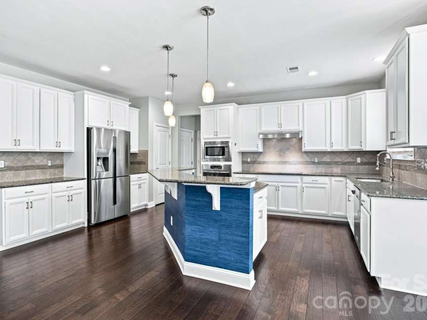 7223 Old Valley Way, Harrisburg, NC 28075.  MLS# CAR4378364, YatesRealty ID 19342. Tons of cabinets and counters
