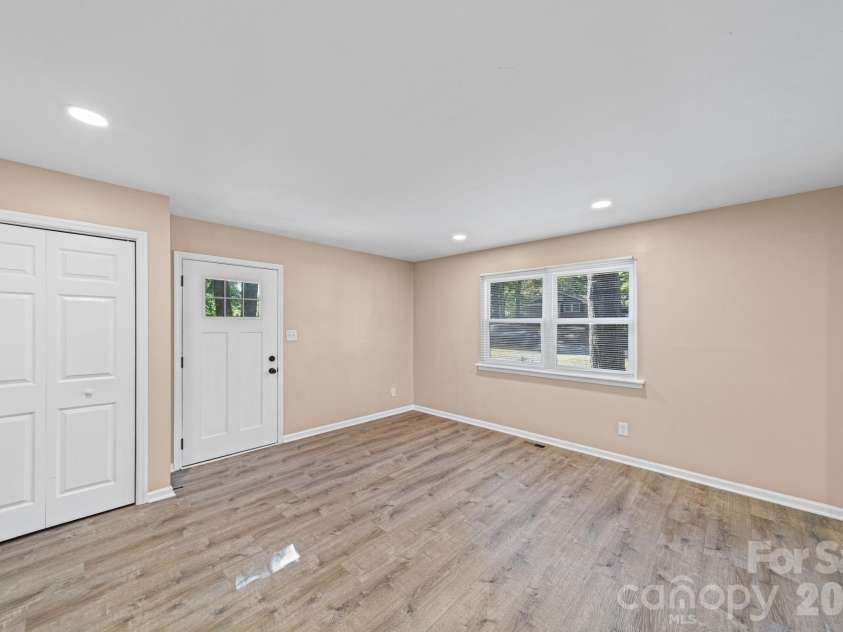 5045 Curtiswood Drive, Charlotte, NC 28213.  MLS# CAR4378276, YatesRealty ID 19345. 