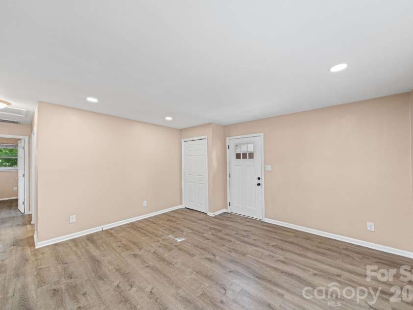 5045 Curtiswood Drive, Charlotte, NC 28213.  MLS# CAR4378276, YatesRealty ID 19345. 