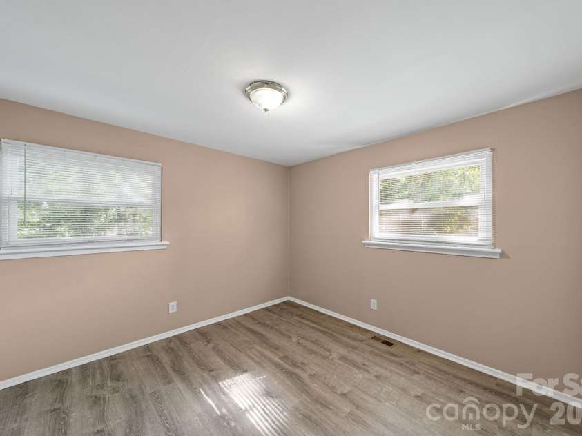 5045 Curtiswood Drive, Charlotte, NC 28213.  MLS# CAR4378276, YatesRealty ID 19345. 