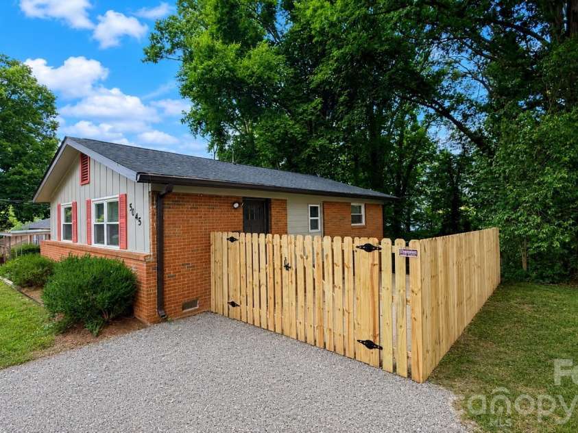 5045 Curtiswood Drive, Charlotte, NC 28213.  MLS# CAR4378276, YatesRealty ID 19345. 