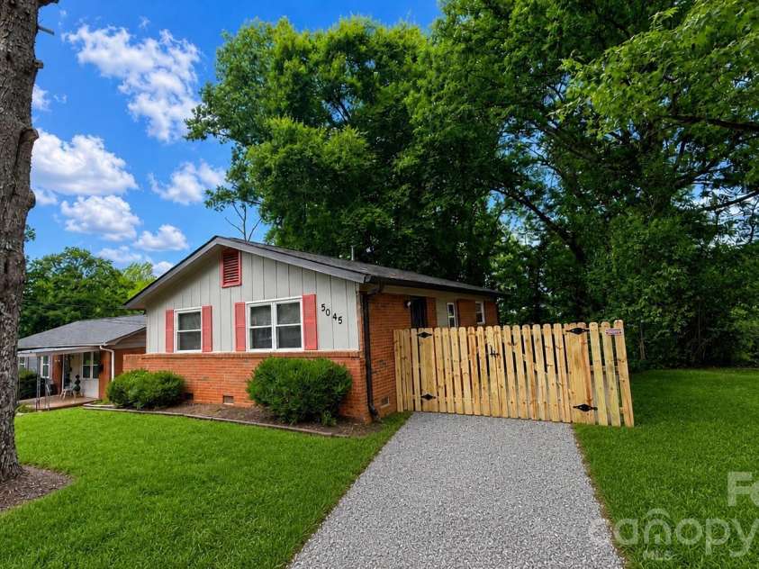 5045 Curtiswood Drive, Charlotte, NC 28213.  MLS# CAR4378276, YatesRealty ID 19345. 
