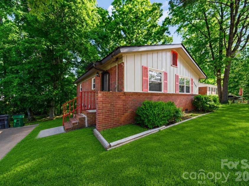 5045 Curtiswood Drive, Charlotte, NC 28213.  MLS# CAR4378276, YatesRealty ID 19345. Virtual Front Yard
