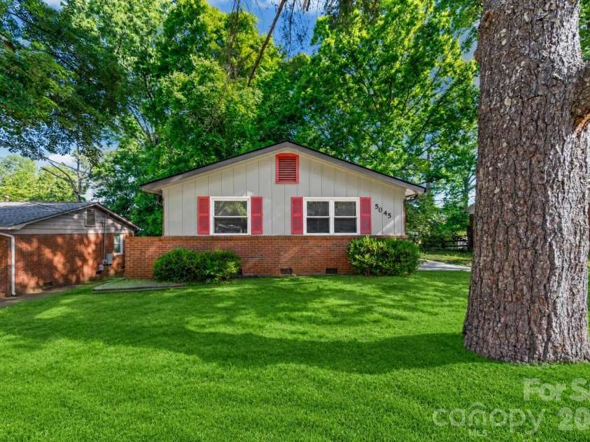 5045 Curtiswood Drive, Charlotte, NC 28213.  MLS# CAR4378276, YatesRealty ID 19345. Virtual Front Yard