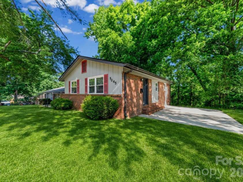 5045 Curtiswood Drive, Charlotte, NC 28213.  MLS# CAR4378276, YatesRealty ID 19345. Virtual Front Yard