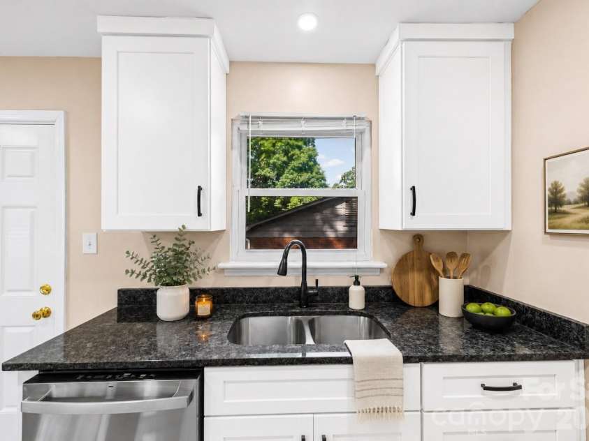 5045 Curtiswood Drive, Charlotte, NC 28213.  MLS# CAR4378276, YatesRealty ID 19345. Virtually Staged Kitchen