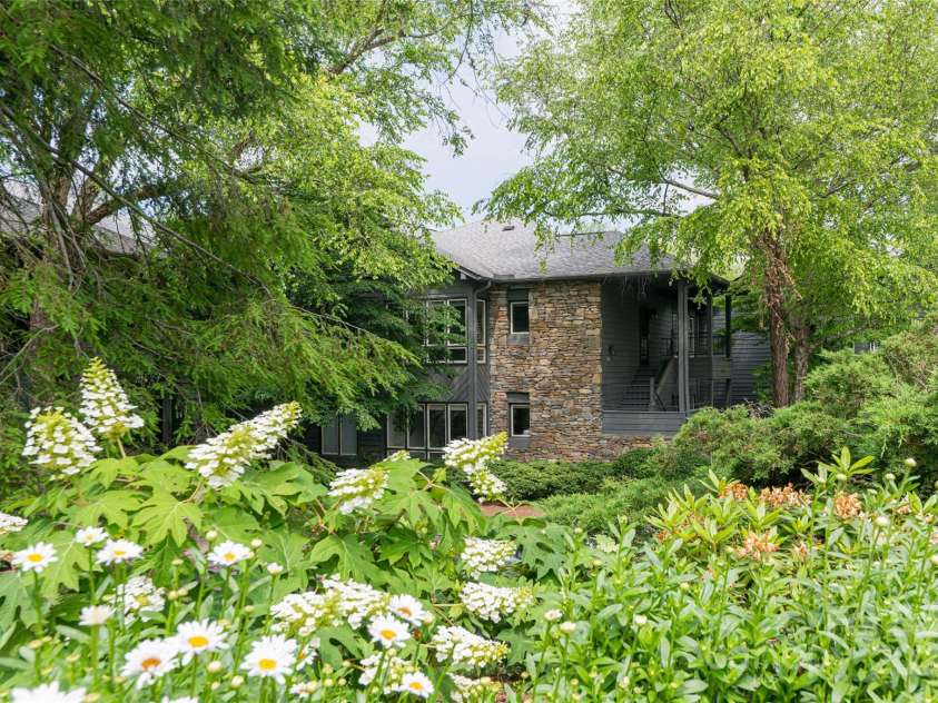 400 Charlotte Street, Asheville, NC 28801.  MLS# CAR4253312, YatesRealty ID 19347. 402 Charlotte