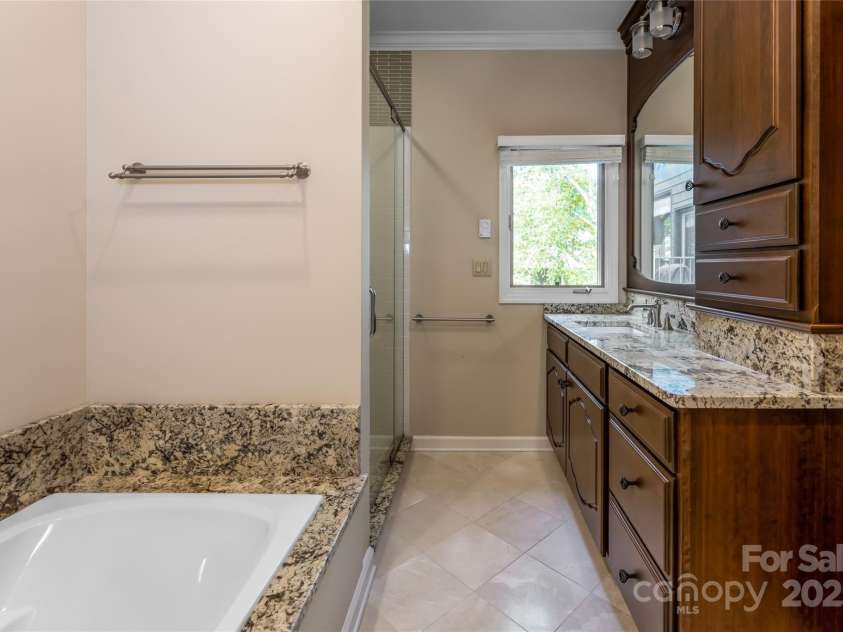 400 Charlotte Street, Asheville, NC 28801.  MLS# CAR4253312, YatesRealty ID 19347. 