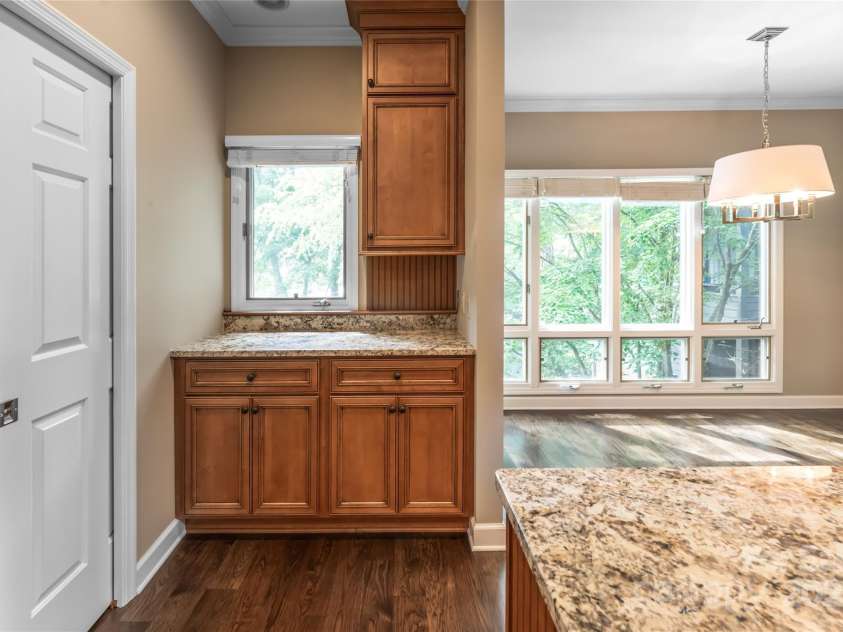 400 Charlotte Street, Asheville, NC 28801.  MLS# CAR4253312, YatesRealty ID 19347. 