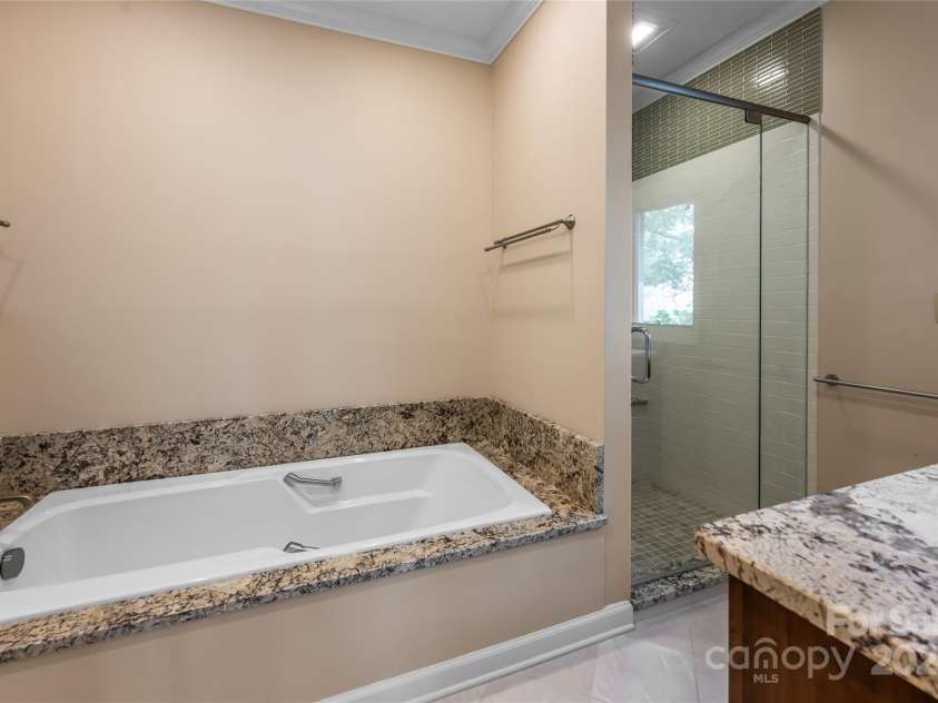 400 Charlotte Street, Asheville, NC 28801.  MLS# CAR4253312, YatesRealty ID 19347. 