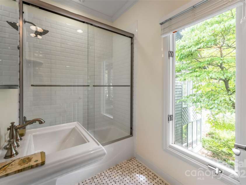 400 Charlotte Street, Asheville, NC 28801.  MLS# CAR4253312, YatesRealty ID 19347. 