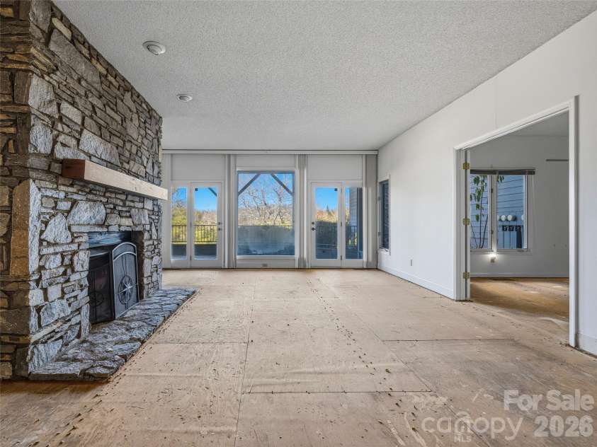 400 Charlotte Street, Asheville, NC 28801.  MLS# CAR4341842, YatesRealty ID 19347. 