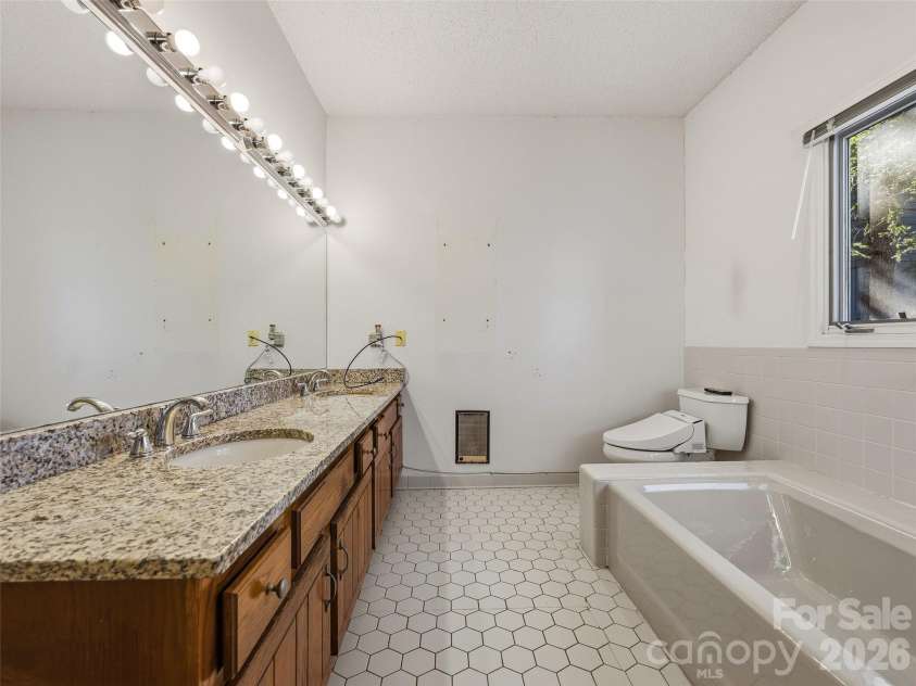 400 Charlotte Street, Asheville, NC 28801.  MLS# CAR4341842, YatesRealty ID 19347. 