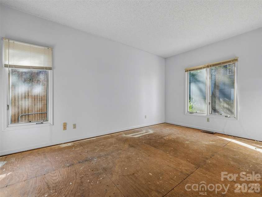 400 Charlotte Street, Asheville, NC 28801.  MLS# CAR4341842, YatesRealty ID 19347. 