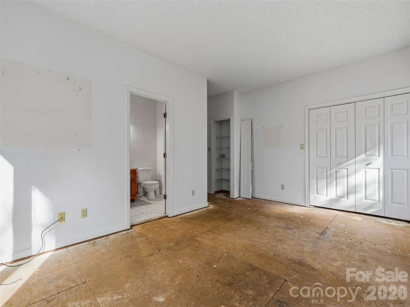 400 Charlotte Street, Asheville, NC 28801.  MLS# CAR4341842, YatesRealty ID 19347. 