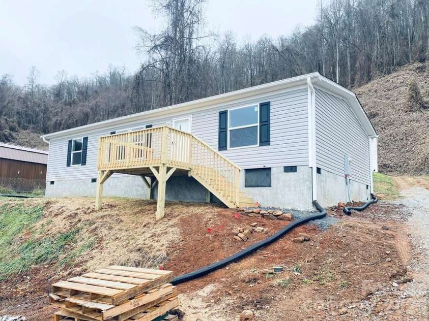 42 Nowhere Drive, Sylva, NC 28779.  MLS# CAR4349119, YatesRealty ID 1935. 