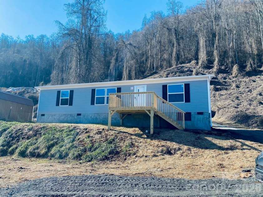 42 Nowhere Drive, Sylva, NC 28779.  MLS# CAR4349119, YatesRealty ID 1935. 