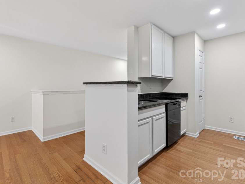 639 Raphael Place, Charlotte, NC 28205.  MLS# CAR4377081, YatesRealty ID 19350. 