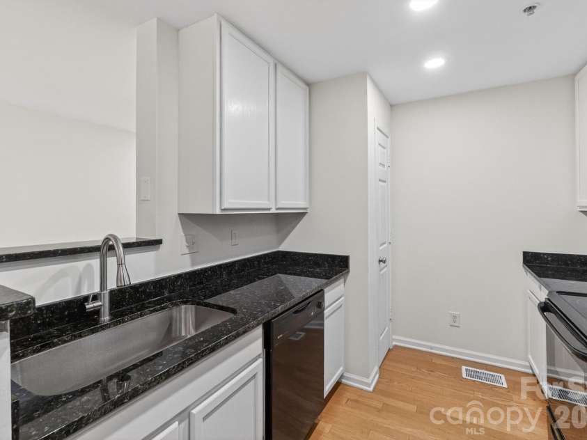 639 Raphael Place, Charlotte, NC 28205.  MLS# CAR4377081, YatesRealty ID 19350. 