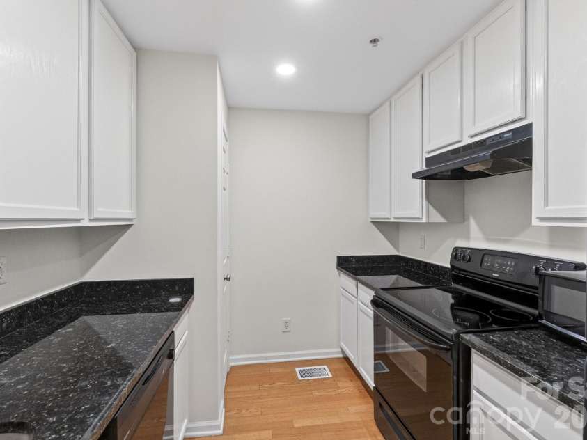 639 Raphael Place, Charlotte, NC 28205.  MLS# CAR4377081, YatesRealty ID 19350. 
