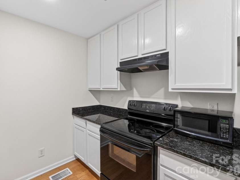 639 Raphael Place, Charlotte, NC 28205.  MLS# CAR4377081, YatesRealty ID 19350. 