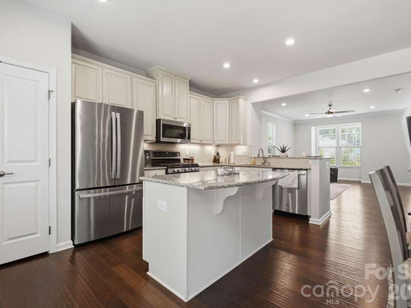 1221 Queen Lyon Court, Charlotte, NC 28205.  MLS# CAR4375397, YatesRealty ID 19353. Kitchen