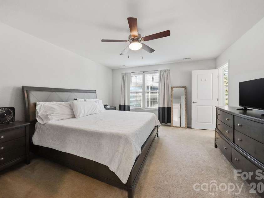 1221 Queen Lyon Court, Charlotte, NC 28205.  MLS# CAR4375397, YatesRealty ID 19353. Primary suite