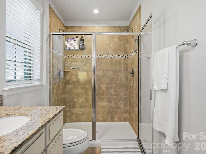 1221 Queen Lyon Court, Charlotte, NC 28205.  MLS# CAR4375397, YatesRealty ID 19353. Primary suite