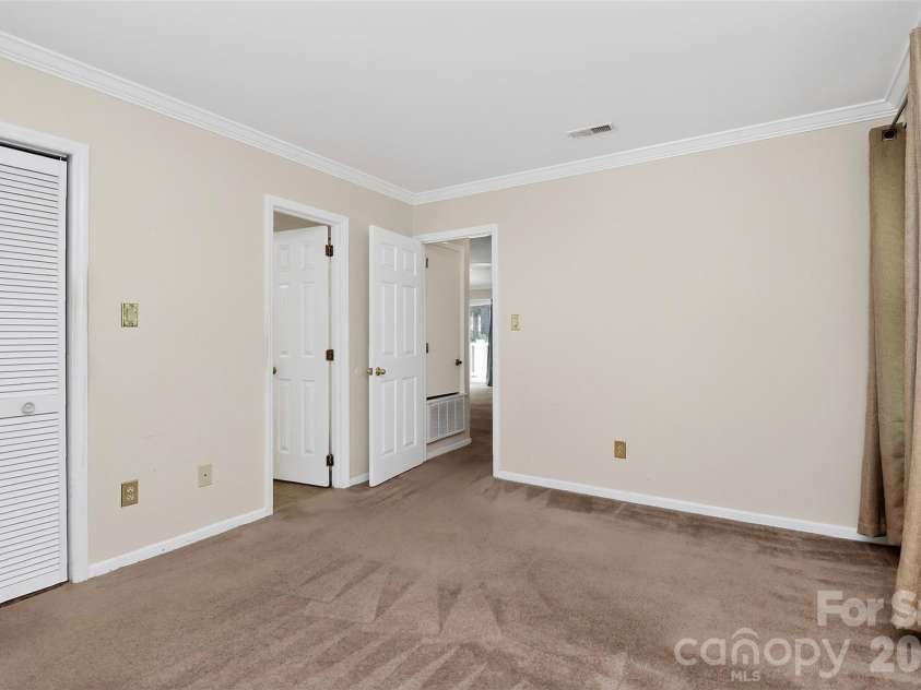 9234 Kings Canyon Drive, Charlotte, NC 28210.  MLS# CAR4374803, YatesRealty ID 19354. 