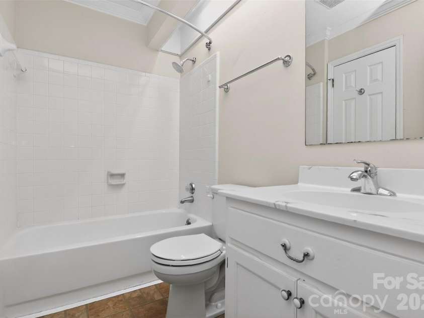 9234 Kings Canyon Drive, Charlotte, NC 28210.  MLS# CAR4374803, YatesRealty ID 19354. Main Bath