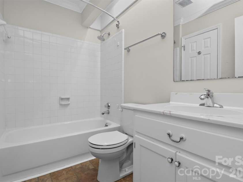 9234 Kings Canyon Drive, Charlotte, NC 28210.  MLS# CAR4374803, YatesRealty ID 19354. Main Bathroom