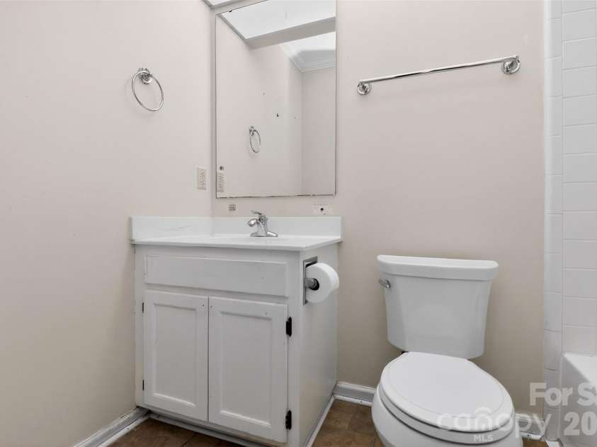 9234 Kings Canyon Drive, Charlotte, NC 28210.  MLS# CAR4374803, YatesRealty ID 19354. Primary Bath