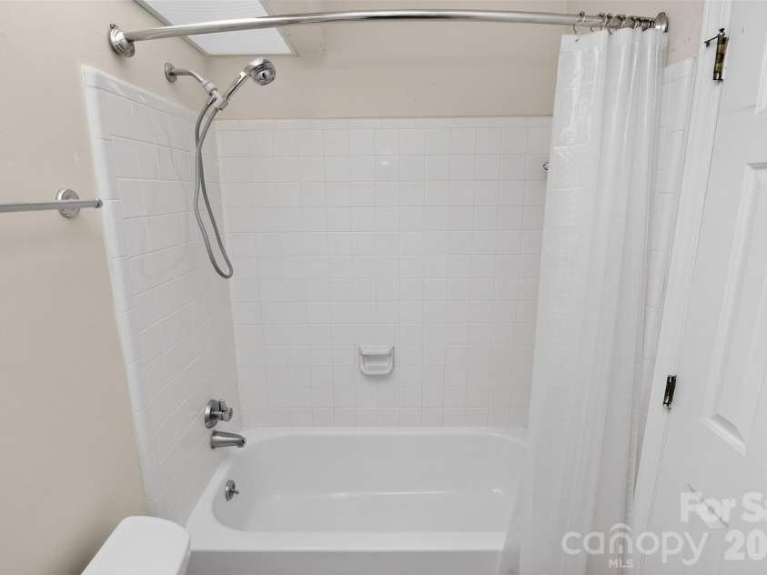 9234 Kings Canyon Drive, Charlotte, NC 28210.  MLS# CAR4374803, YatesRealty ID 19354. Primary Bath
