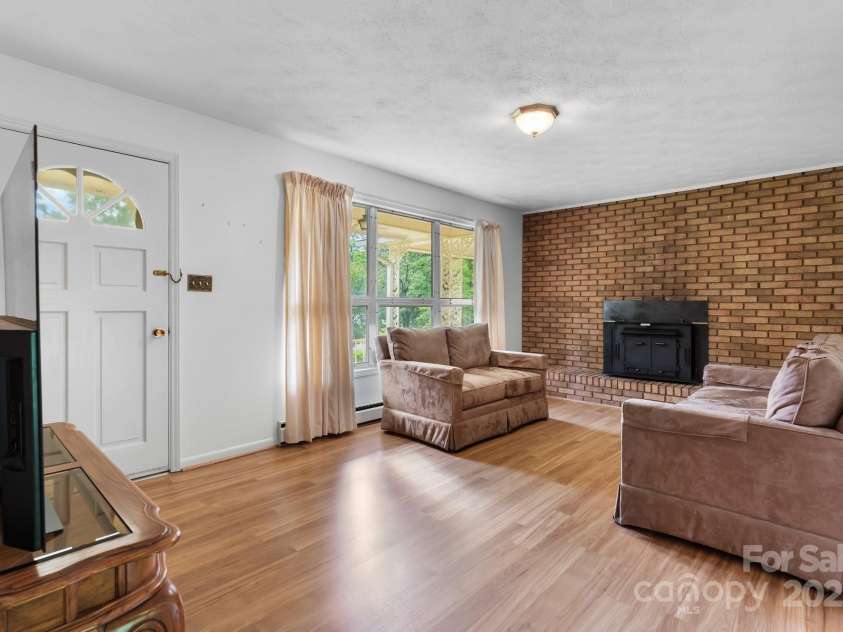 518 School Street, Maiden, NC 28650.  MLS# CAR4265719, YatesRealty ID 19357. 