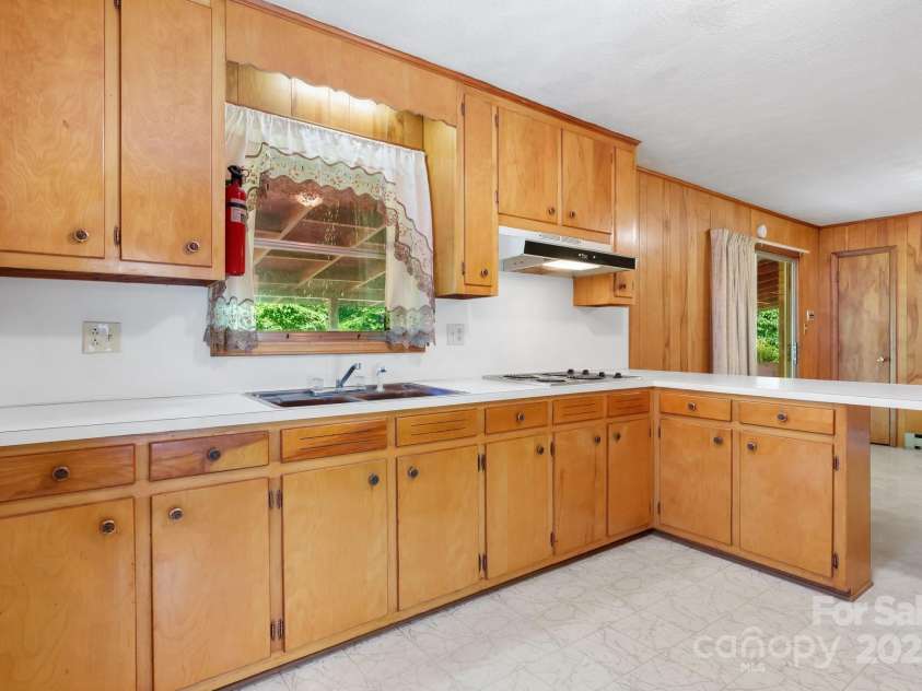 518 School Street, Maiden, NC 28650.  MLS# CAR4265719, YatesRealty ID 19357. 