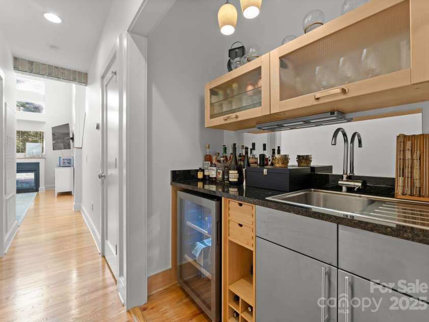 420 Queens Road, Charlotte, NC 28207.  MLS# CAR4210784, YatesRealty ID 19359. 