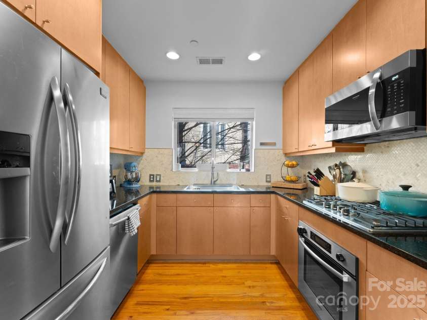 420 Queens Road, Charlotte, NC 28207.  MLS# CAR4210784, YatesRealty ID 19359. 