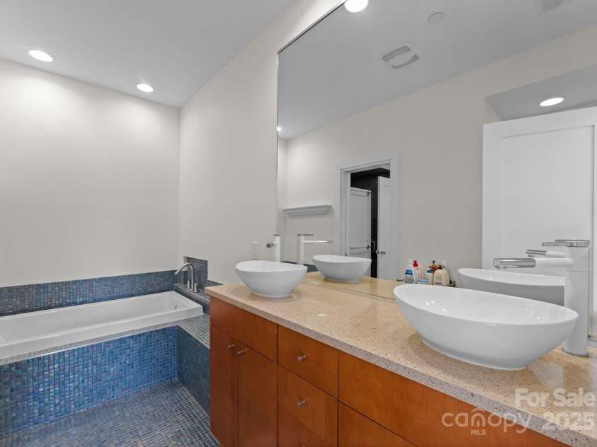 420 Queens Road, Charlotte, NC 28207.  MLS# CAR4210784, YatesRealty ID 19359. 