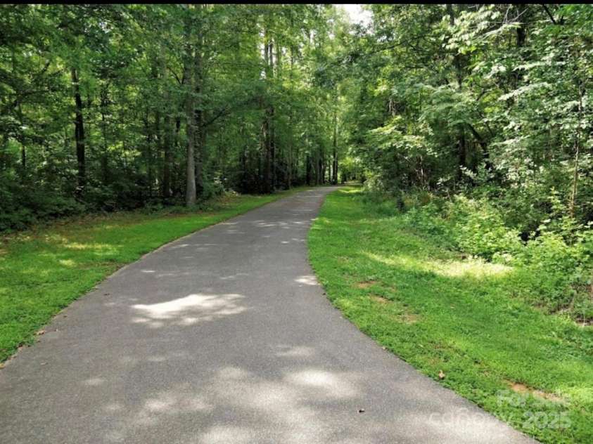 3905 Farlow Road, Charlotte, NC 28269.  MLS# CAR4238350, YatesRealty ID 19361. Close by Mallard Creek Greenway